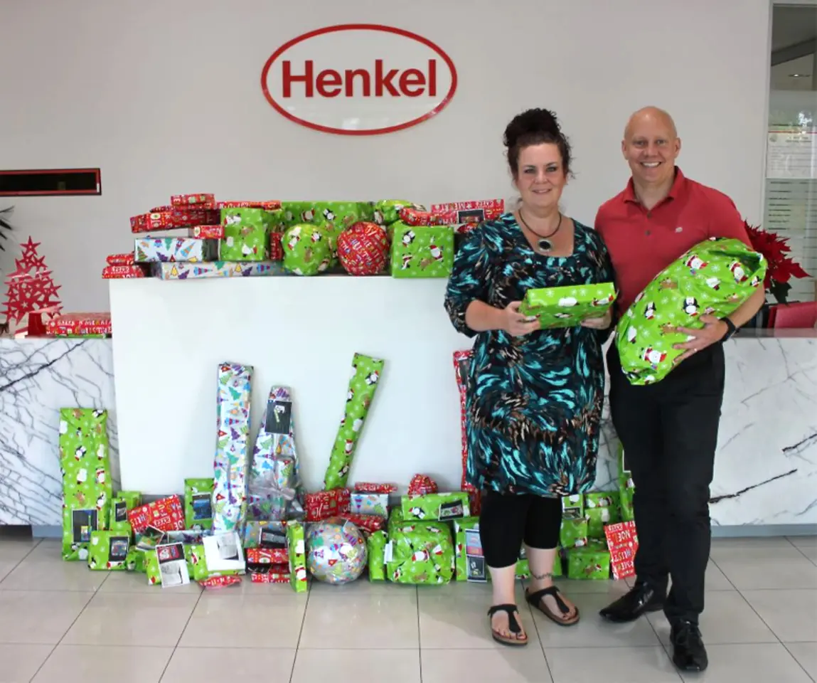 Brooke Sharp from Benwerren receives the presents from Daniel Rudolph, President of Henkel Australia and New Zealand.