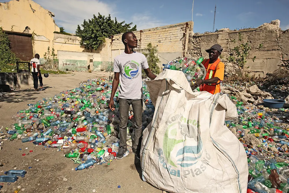 
Cooperation with the Plastic Bank: The plastic that is collected by local communities is sorted and processed, and then integrated into recycling value chains as Social Plastic®. Henkel has now included some of this recycled plastic in 25,000 bottles for its laundry and cleaning products.